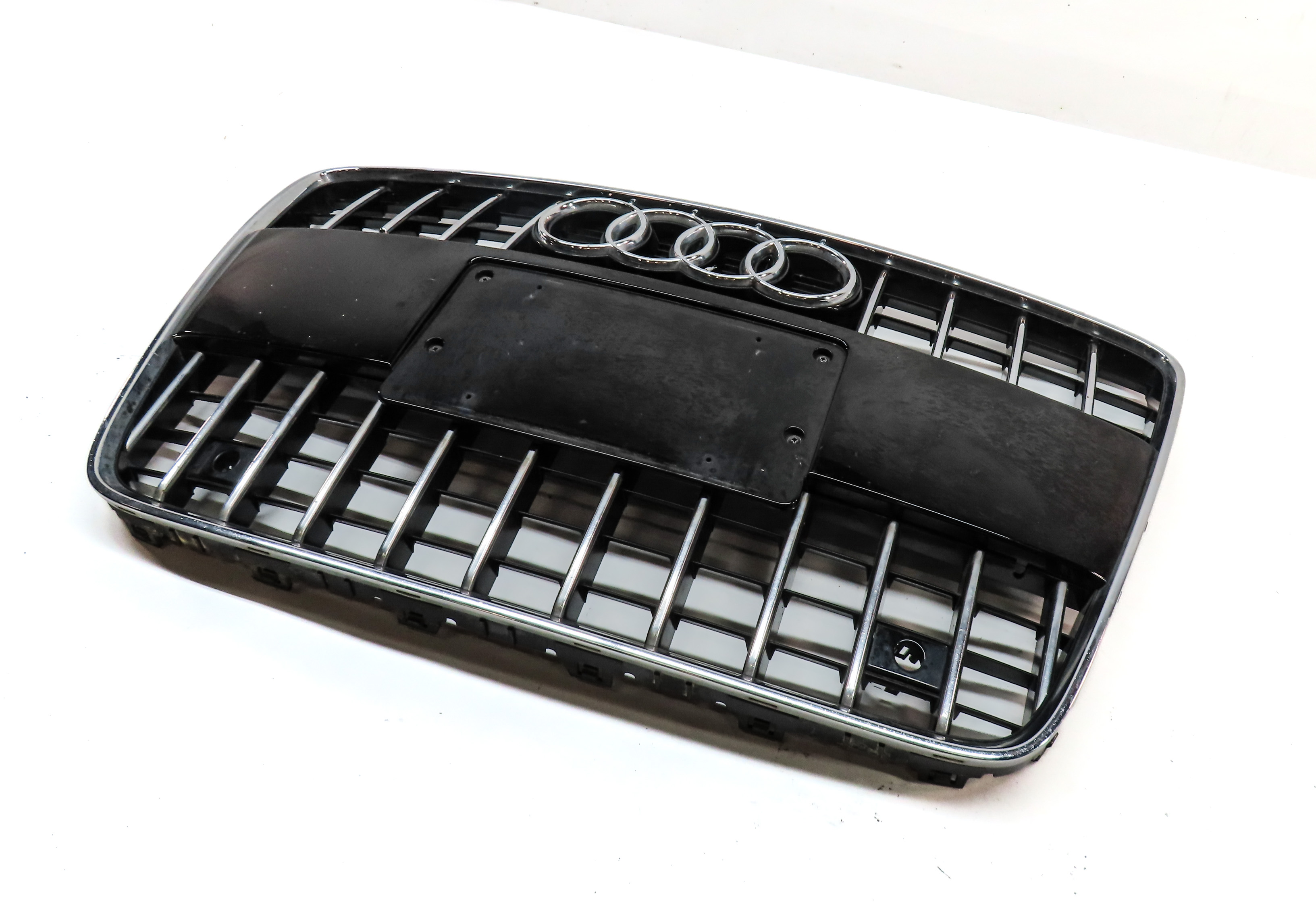 2010-2015 AUDI Q7 (4L) FRONT MAIN CENTER HOOD GRILLE AIR VENT TRIM (BLACK) — exact item pictured